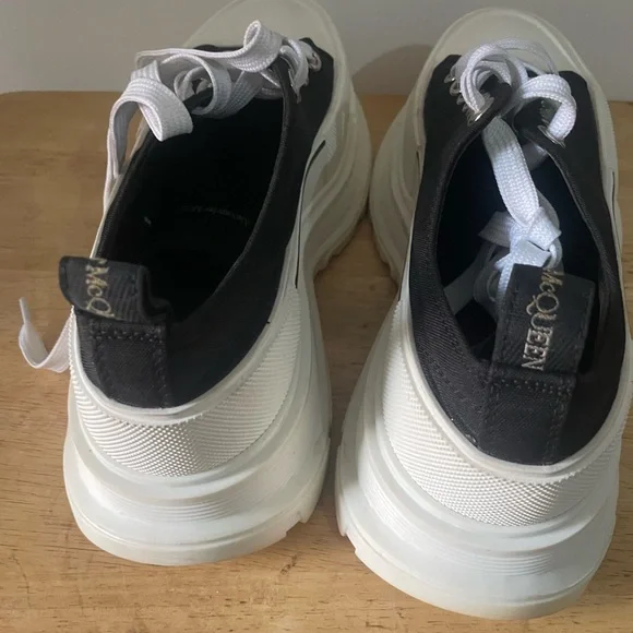 ❤️MEN ❤️Alexander McQueen Black and White Sneakers